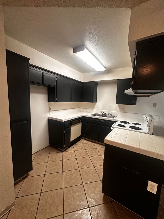 Building Photo - 2 bed 1 bath Apartment in Gated Community
