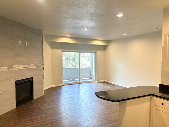 Foto del edificio - Updated end unit condo for rent available now - 3bd 2 bath