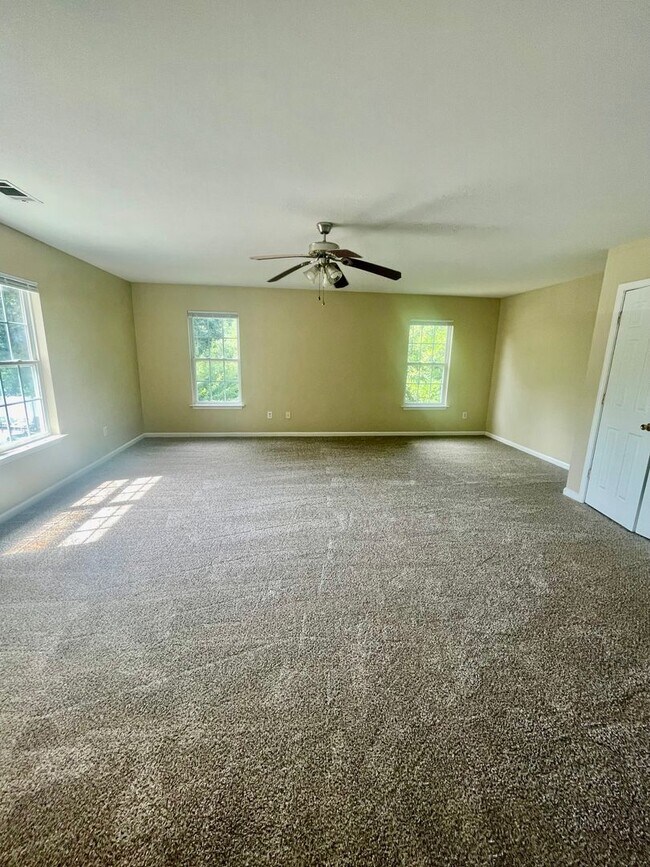 Foto del edificio - MallardCreek6713 is a spacious 4-bedroom, 2.5-bath home in Charlotte, NC