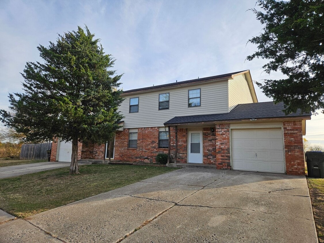 Foto principal - (2) Bed/(1.5) Townhome In North Norman Ava...