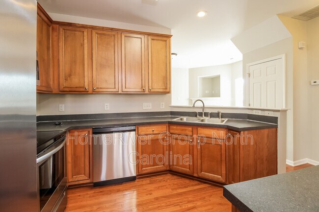 Building Photo - 904 Woodlake Dr
