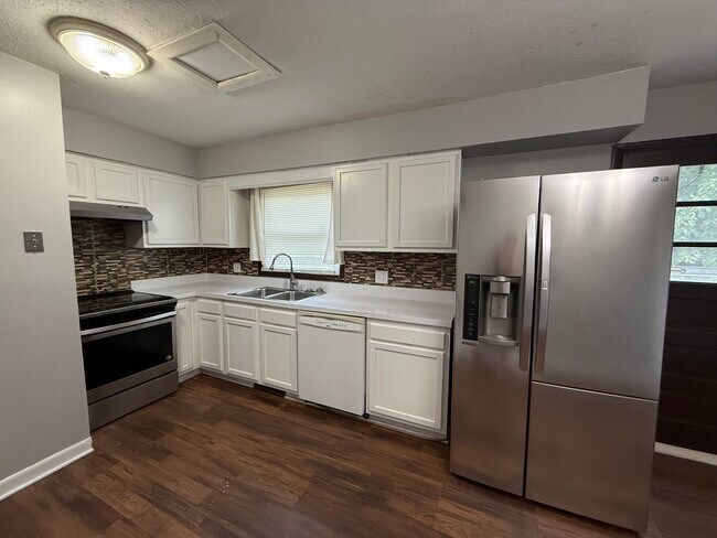 Foto del edificio - 6576 Ravenwood Ave NW