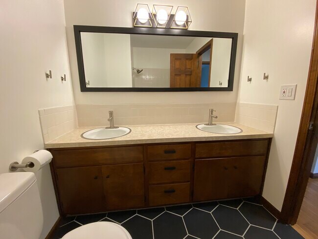 Upper Level Bath - 2917 Missouri St