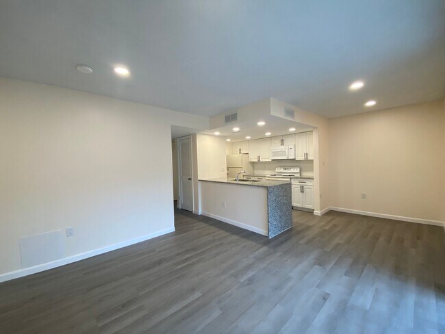 Building Photo - NEWLY RENOVATED 2 BED 2 BATH CONDO NEAR UC...