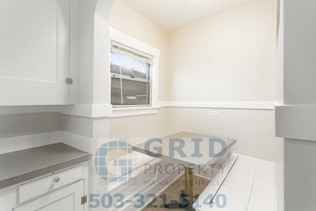 Building Photo - Two Bedroom Craftsman Available in Woodstock!