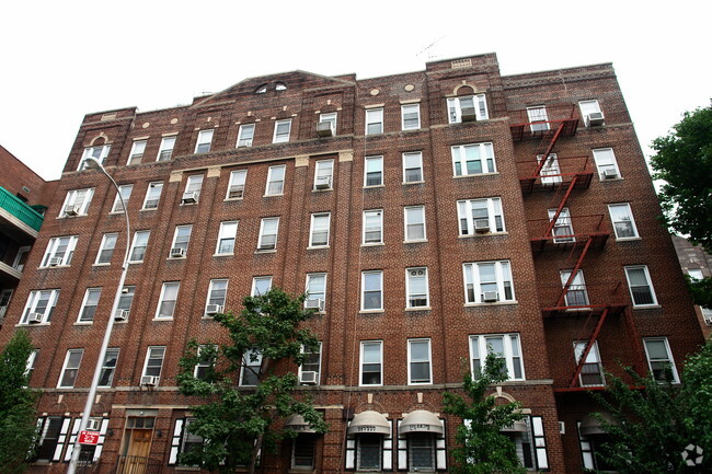 Foto del edificio - Co-Op Apartment Building