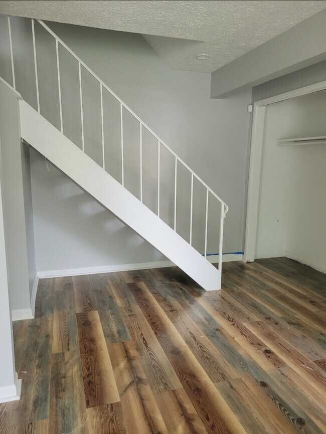 Building Photo - 6818 Wildwood Ct