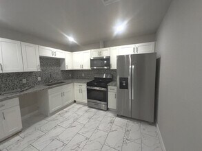 Building Photo - 9013 Lugary Dr