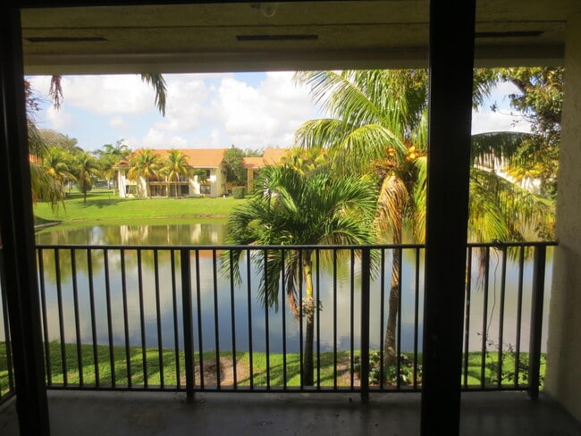 Building Photo - 1495 Lake Crystal Dr