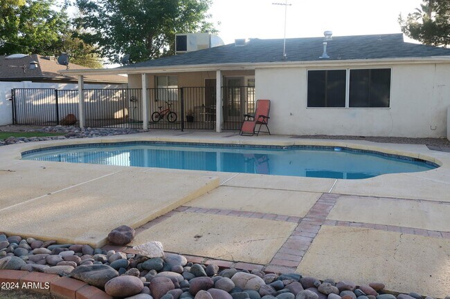 Foto del edificio - 6845 N 14th Pl