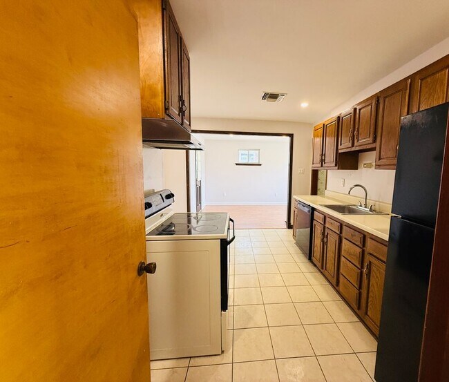 Building Photo - 1104 N Bengal Rd