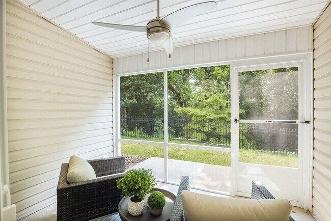 Patios con mosquiteros con nuestro plano de planta Willowood - Redwood Amherst