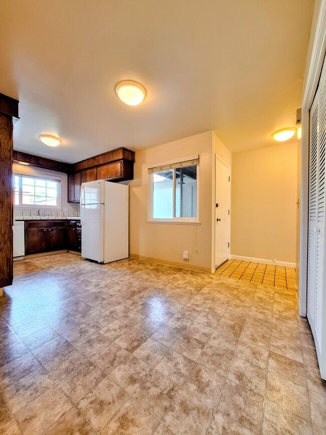 Building Photo - Charming 2bd Duplex With Private Yard & Garage