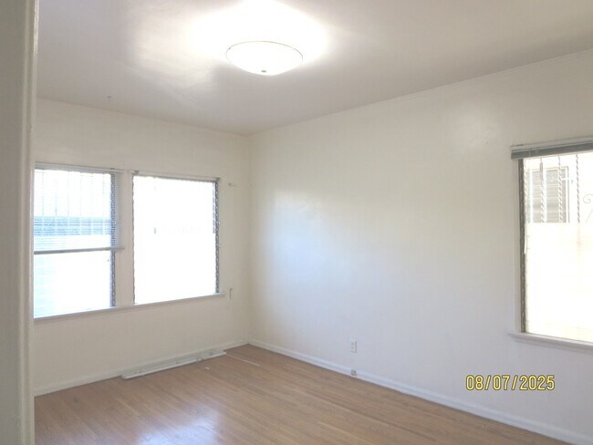 Dormitorio #2 - 5640 W 6th St