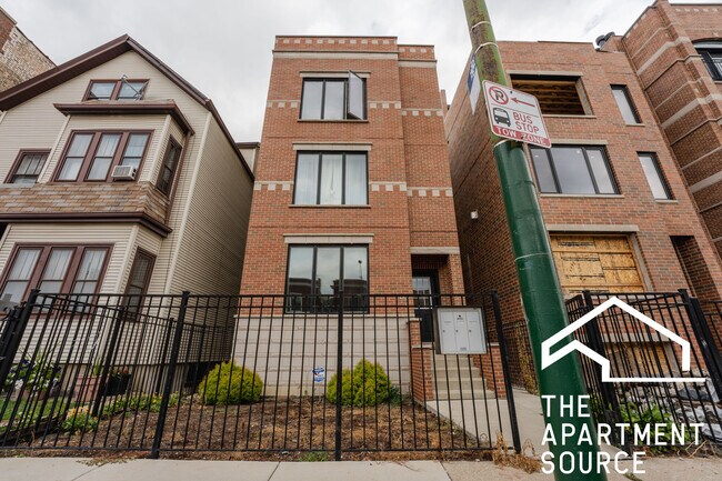 Foto del edificio - 2450 W Diversey Ave