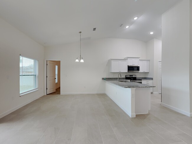 Building Photo - 614 Gazelle Dr