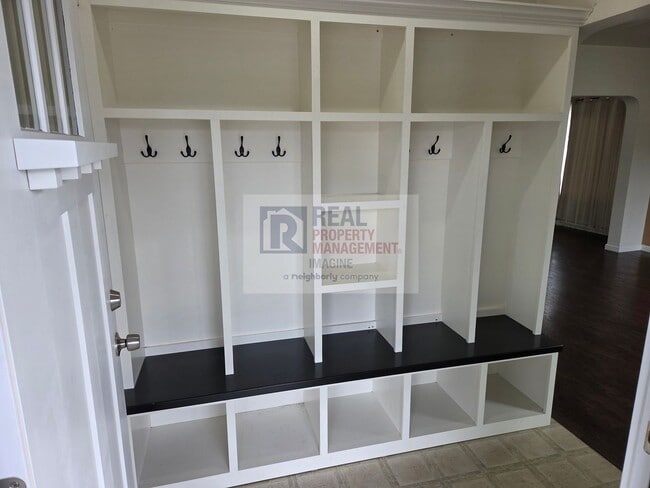 Foto del edificio - Check out this beautiful 4 bedroom, 2 bath...