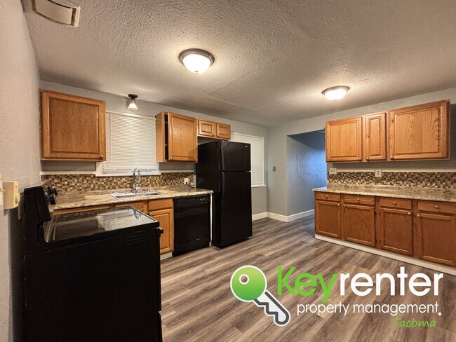 Foto del edificio - 4 Bedroom 2 Bathroom Tacoma Rental with Ga...