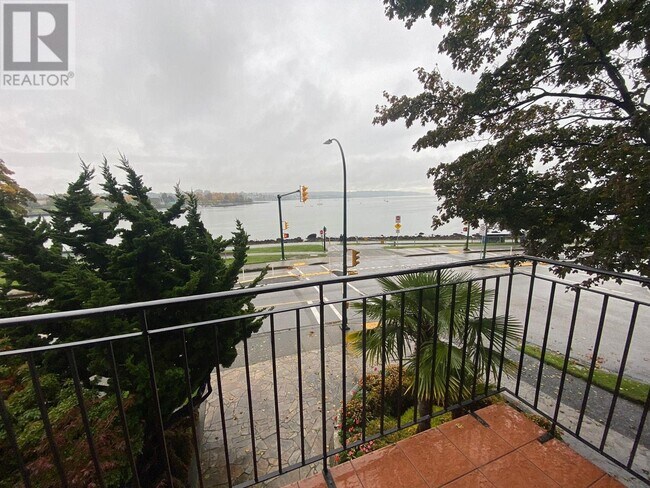 Photo du bâtiment - 1575-1575 Beach Ave
