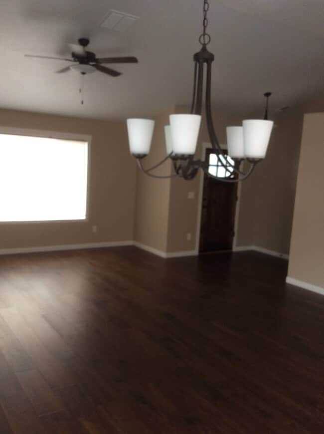 Building Photo - Newer Home