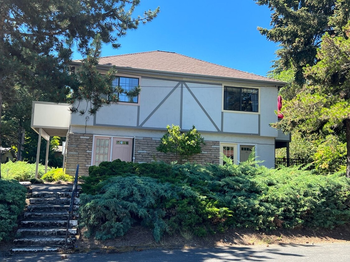Primary Photo - Two bedroom townhouse near Ashland Communi...