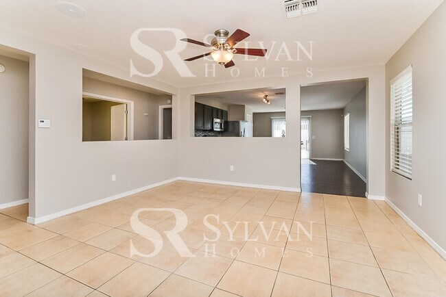 Building Photo - Feel welcome and comfortable in this charm...