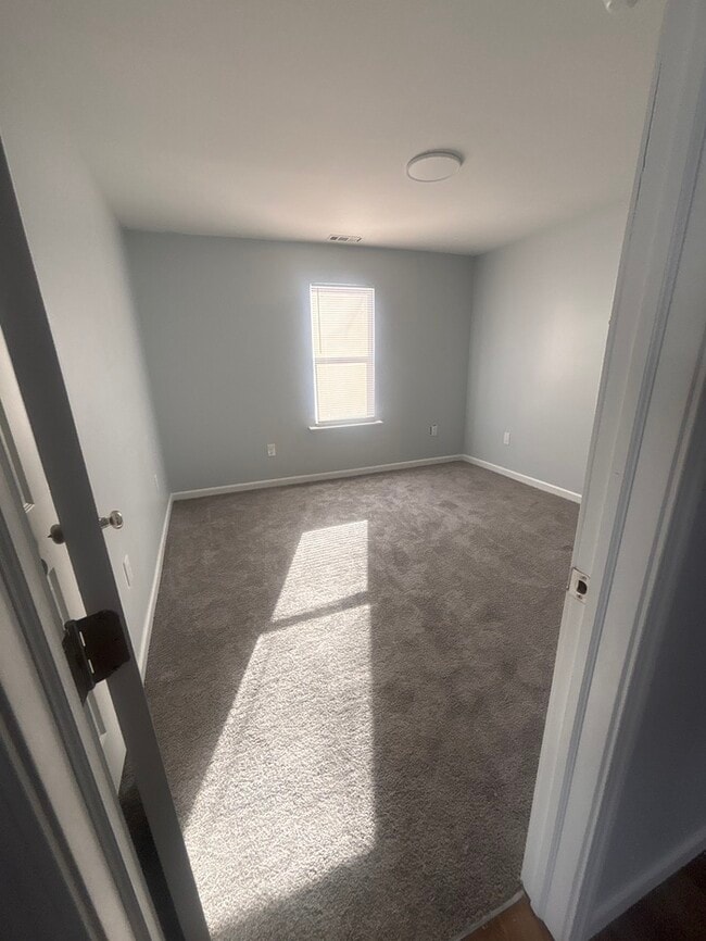 Foto del edificio - 4 bedroom 1 bath market rent and section 8