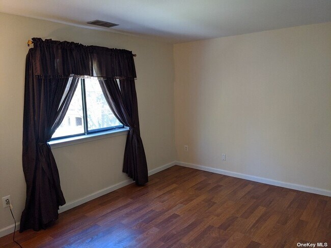Building Photo - 972 Skyline Dr
