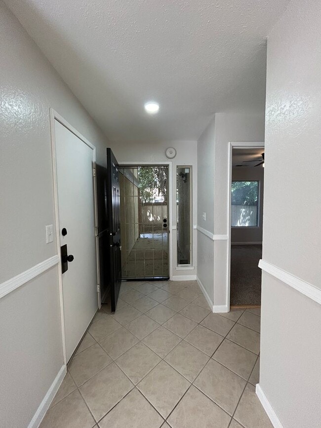 Building Photo - 536 Navarre Pl