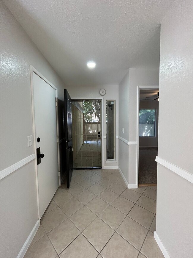 Foto del edificio - 536 Navarre Pl