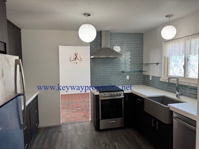 Foto del edificio - Welcome to Your New Home in NE Heights – Spacious, Stylish, and Full of Charm!