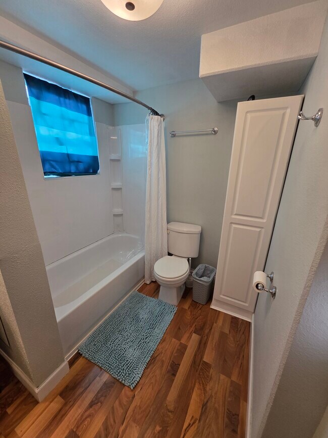 Building Photo - Oasis on F