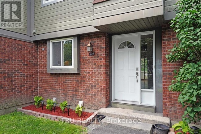Building Photo - 227 Pickford Dr