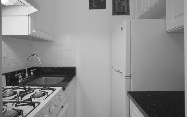 Building Photo - 250 W 72nd St