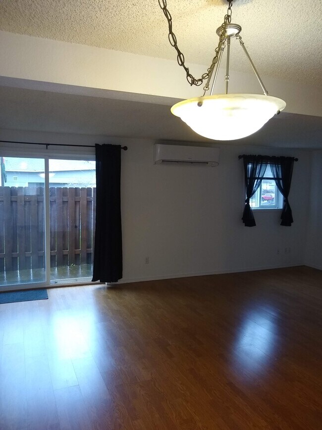 living area - 3305 Vittoria Way