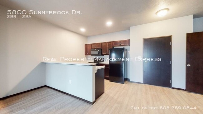 Building Photo - Spacious 2 Bedroom 2 Bath