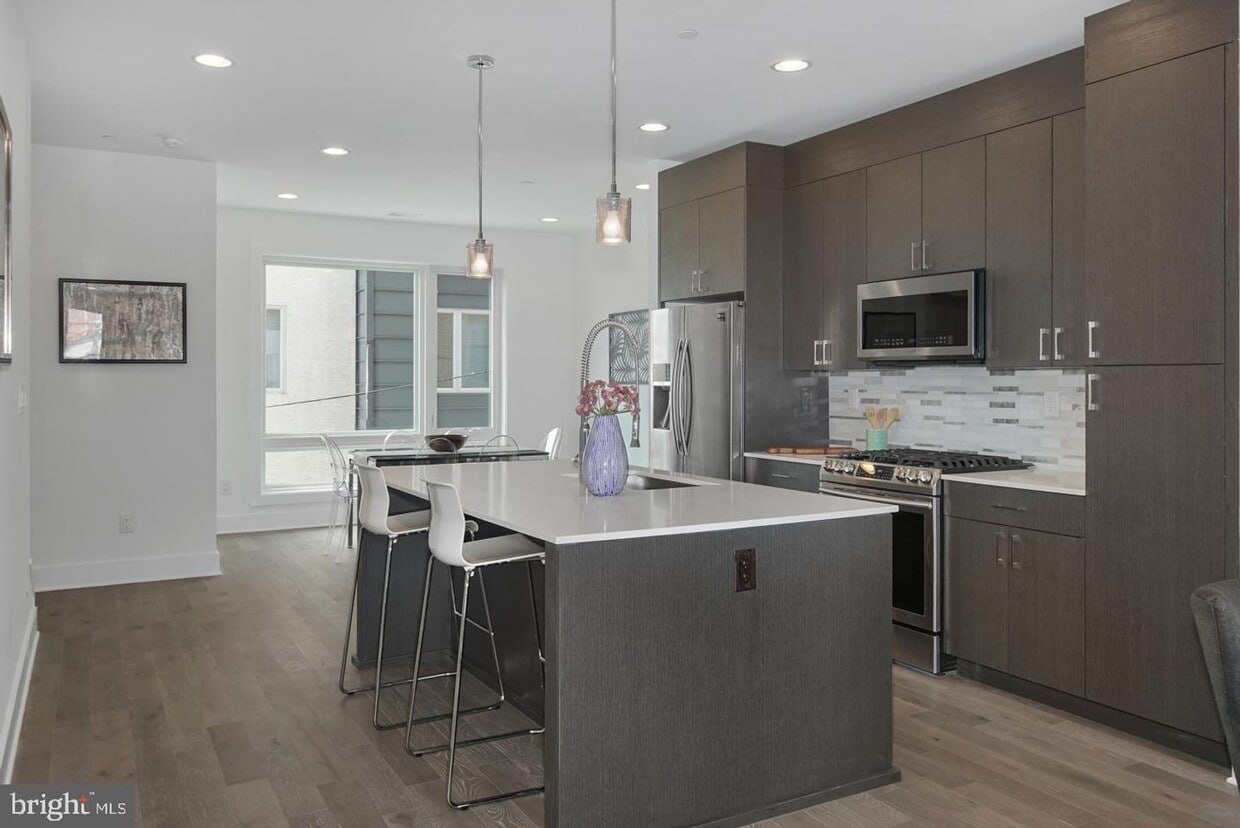 Pennsport Townhome with Garaged Parking - Pennsport Townhome with Garaged Parking