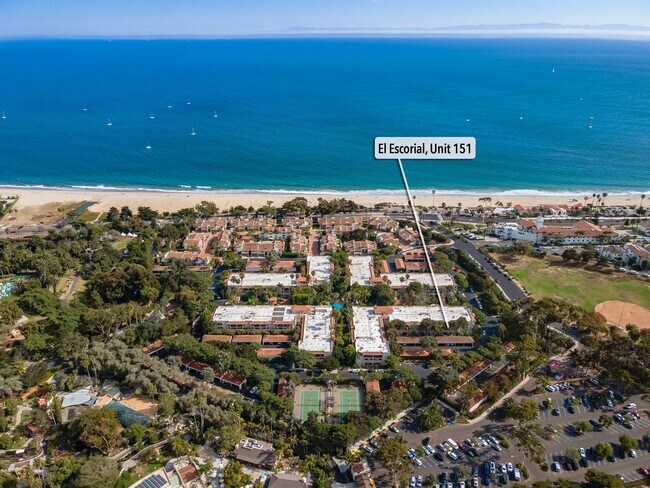 Foto del edificio - Fully Furnished 1BR/1BA – Top-Floor El Escorial Villa at East Beach
