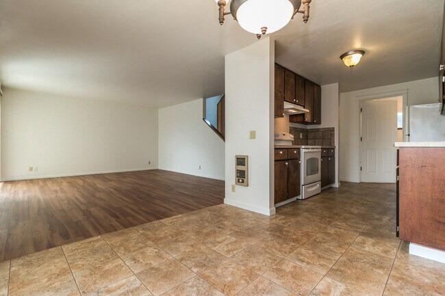 Building Photo - 3-Bedroom, 2-Bathroom Duplex With Garage I...