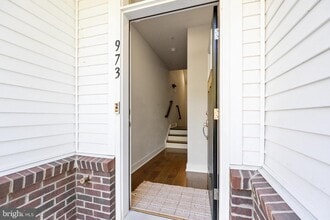 Building Photo - 973 Skylar Ct.