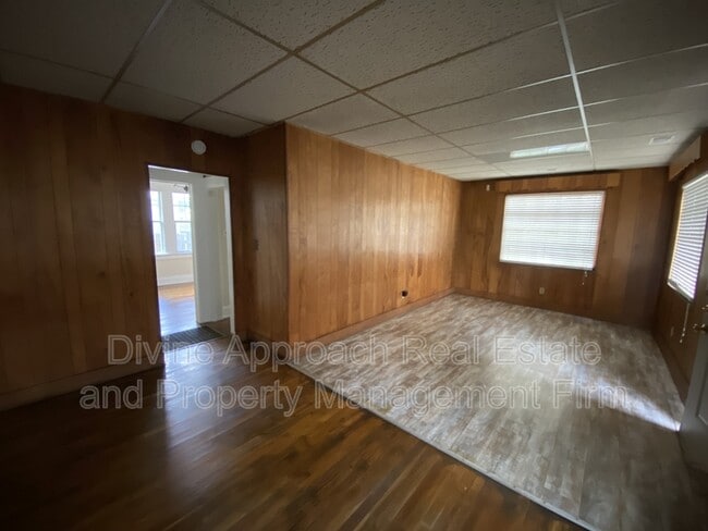 Building Photo - 5001 Farrell Ave