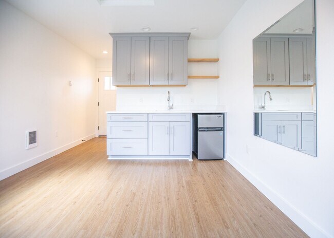 Foto del edificio - Detached above Garage Studio Available in SE - Brooklyn Neighborhhod