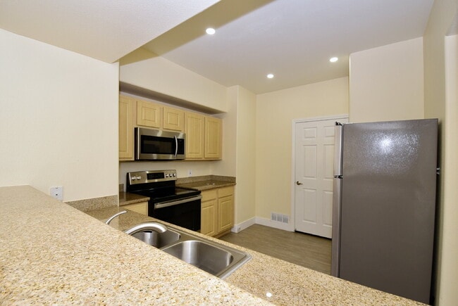 Foto del edificio - Upgraded & Charming Two-Bedroom Condo with Prime Location At Coronado Palms!