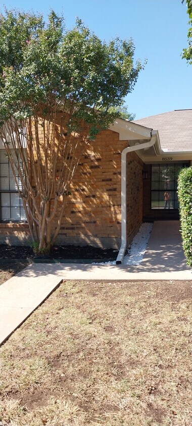 Entrada frontal - 8539 Holly St