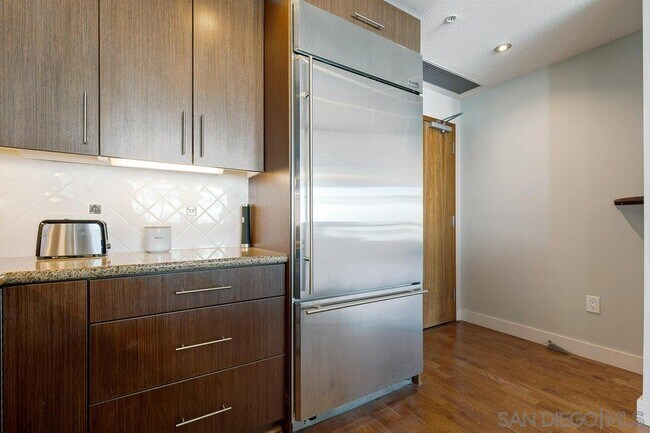 Building Photo - 325 7th Ave
