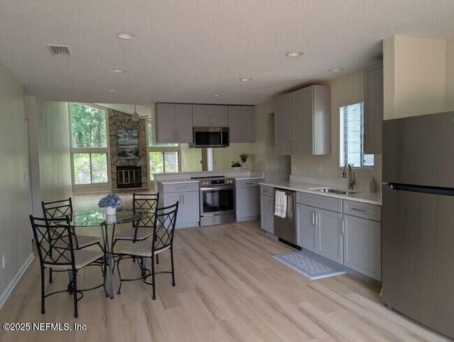 Building Photo - 4515 Carolyn Cove Ln N