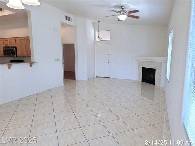 Foto del edificio - GORGEOUS SW 2nd FLOOR UNIT IN GATED COMMUN...
