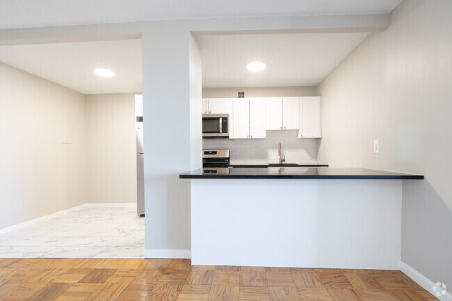 2 habitaciones, 1 baño, 810 pies cuadrados, cocina - 8200W Apartments