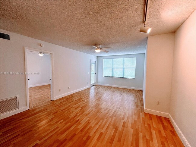 Foto del edificio - 4521 W McNab Rd