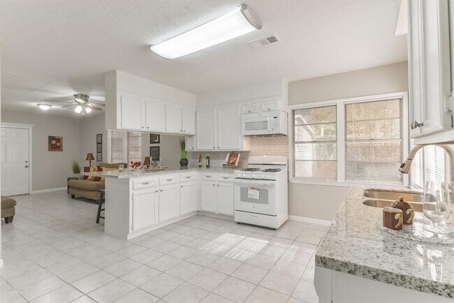 Building Photo - Beautiful 3 Bedroom Home in Santa Fe,